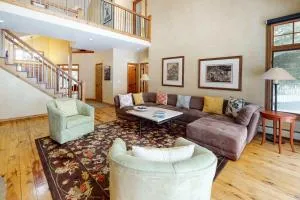 Mountain Luxury - إيجل