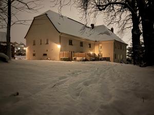 FarmHouse Eckartsberg im Zittauer Gebirge - Ferienwohnung mit 2 Schlafzimmern, Terrasse und WALLBOX