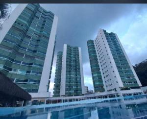 Apartamento pé na areia frente para o Mar e piscina na Prainha