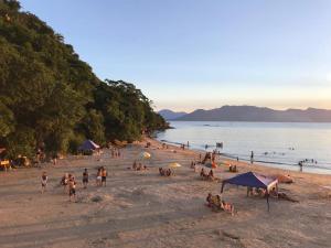 Apartamento pé na areia frente para o Mar e piscina na Prainha