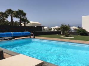 luxury 3bed Villa with heated private pool, full Sky and free WIFI