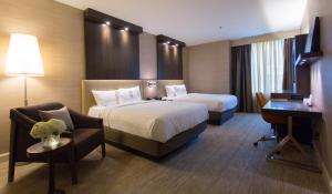 Queen Room with Two Queen Beds and Bath Tub - Disability Access room in Hyatt Centric Chicago Magnificent Mile