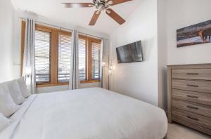 Comfortable Zephyr Mountain Lodge Condo with Spectacular View of the Continental Divide condo