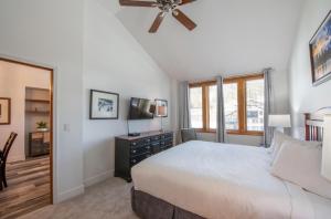 Comfortable Zephyr Mountain Lodge Condo with Spectacular View of the Continental Divide condo