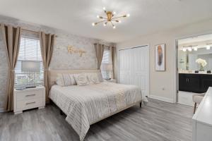 LUXURY 4 BR Townhouse w Pool & Waterpark (Minutes to Disney)