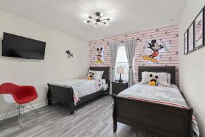 LUXURY 4 BR Townhouse w Pool & Waterpark (Minutes to Disney)