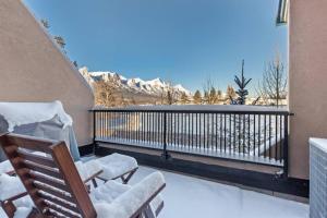 Incredible Mountain View Townhouse in DT Canmore w AC & UA Parking