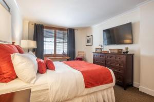 Gorgeous Zephyr Mountain Lodge Condo with Corridor Ski Trail Views condo