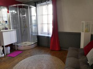 B&B / Chambres d'hotes Au Mange-Prunes : Chambre Double avec Salle de Bains Privative