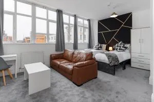 City Centre Studio 4 with Kitchenette, Free Wifi and Smart TV by Yoko Property - Teesside County Borough