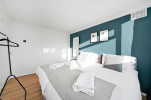 Cosy 3 Bedroom with Free Parking, Garden and Smart TV with Netflix by Yoko Property