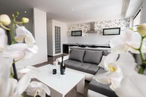 Great Apartment Blck&Wht near center & own parking