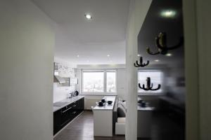 Great Apartment Blck&Wht near center & own parking