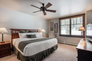 Cozy Zephyr Mountain Lodge condo with sweeping views of Arapahoe National Forest condo