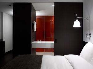 Deluxe Twin Room room in The Met Hotel