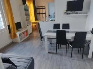 appartement individuelle refais a neuf,ds maison de maître,6 couchages dont un lit kingsize,cuisine avec lave vaisselle,rue privative pour se garer, accessibilité au jardin - Octeville-sur-Mer