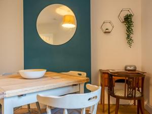 Cosy terrace within city walls ideal for exploring - Pass the Keys