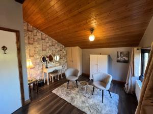 Squirrel Lodge at Owlet Hideaway - with Hot Tub, Near York