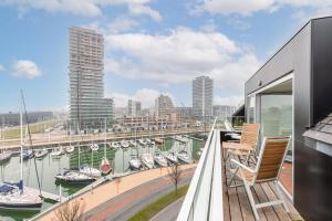 Catamaran Bright duplex with balcony and stunning view over the port of Ostend