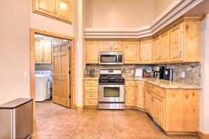 Hurricane Home with Pool and Spa about 25 Mi to Zion!