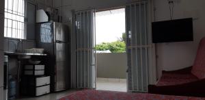 0006.05 - Maranduba - KitNet 1º Andar - 4 Pessoas - 3 Quadras Do Mar - Piscina Coletiva - WIFI