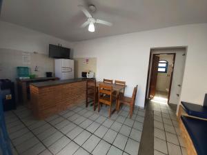 0005.02 - Maranduba - Chalé - 1 Dorm - 6 Pess - 3 Quadras Do Mar - Piscina Coletiva - WIFI - Ar Condicionado