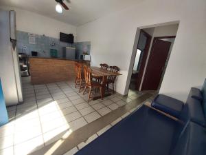 0005.01 - Maranduba - Chalé - 1 Dorm - 6 Pessoas-Ar condicionado - 3 Quadras Do Mar - Piscina Coletiva - WIFI - Ar Condicionado