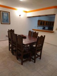 HERMOSA CASA EN CUERNAVACA: JARDÍN DEL LAGO