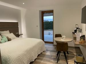 Maisons d'hotes Les chambres d'a cote : Chambre Double ou Lits Jumeaux avec Terrasse