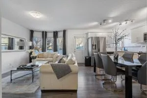 Modern House with Private Backyard & Fireplace - Priddis