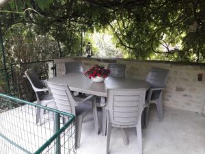 Maisons de vacances Garden View Holiday Home in Bligny Sur Ouche with Terrace : photos des chambres