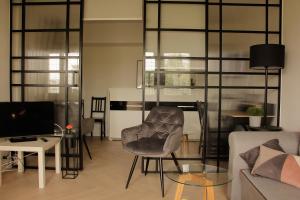 Luxurious, Spacious, Modern Gem. Great Location !