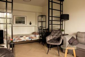 Luxurious, Spacious, Modern Gem. Great Location !