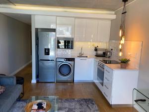 Modern Apartment in The Docklands, de Waterkant, Cape Town stunning views, gorgeous pool deck