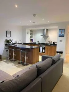 Beach Retreat, Stones Throw Away from Beach - 伯青顿