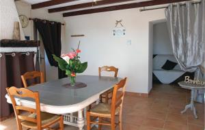 Maisons de vacances Nice home in Lavardac with 4 Bedrooms and WiFi : photos des chambres