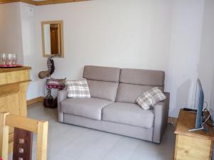 Apartment Clos de la Fontaine 1 by Interhome