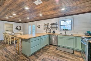 Updated Family Home, 20 Mi to Broken Bow Lake!