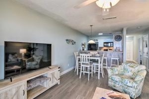 Gulf Views and Patio Lovely Galveston Condo!