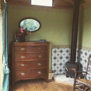 Sky View Shepherds Huts with Woodburning Hot Tub