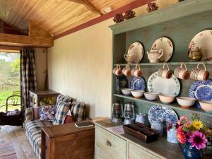 Sky View Shepherds Huts with Woodburning Hot Tub
