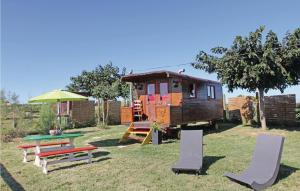 Campings Awesome caravan in Franquevaux with : photos des chambres