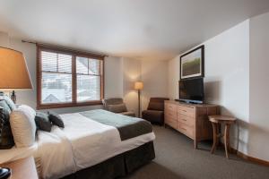 Upgraded Zephyr Mountain Lodge Condo with Continental Divide Views Close to Mountain condo