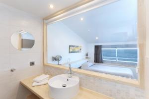 Hotels Hotel La Vigie - Face a la mer : photos des chambres