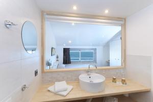 Hotels Hotel La Vigie - Face a la mer : photos des chambres