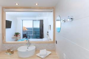 Hotels Hotel La Vigie - Face a la mer : Chambre Triple avec Balcon - Vue sur Mer