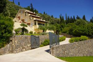 Natalia Apartment A with panoramic sea views of Agios Gordios bay