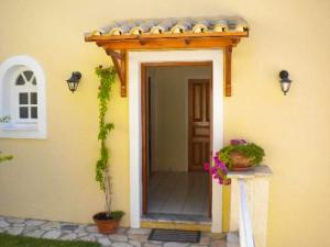 Natalia Apartment A with panoramic sea views of Agios Gordios bay