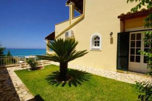 Natalia Apartment A with panoramic sea views of Agios Gordios bay