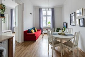 Discover Krakow Apartments - 3 Rakowicka St - Classic Apartments near Main Station - Netflix